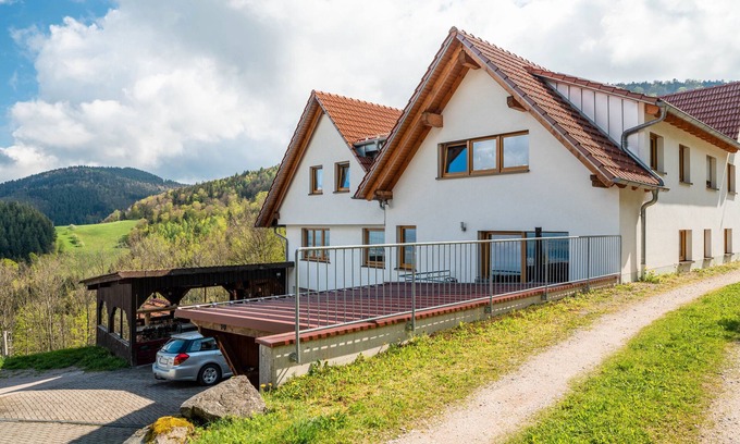 Lauf Apartment | Apartment 'Graf' with Shared Garden, Balcony and Wi-Fi