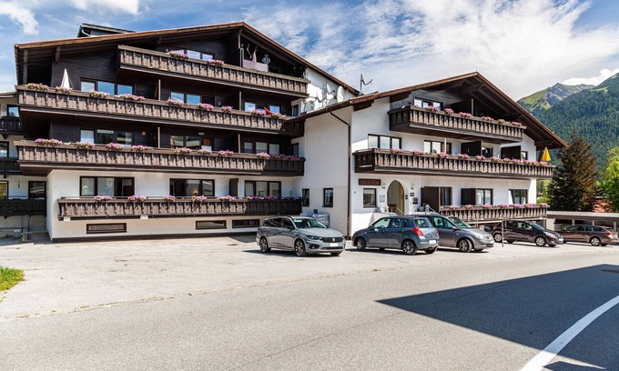 Seefeld in Tirol Apartment | Apartment "Haus Excelsior Top 26/27" with Mountain View, Shared Garden & Wi-Fi