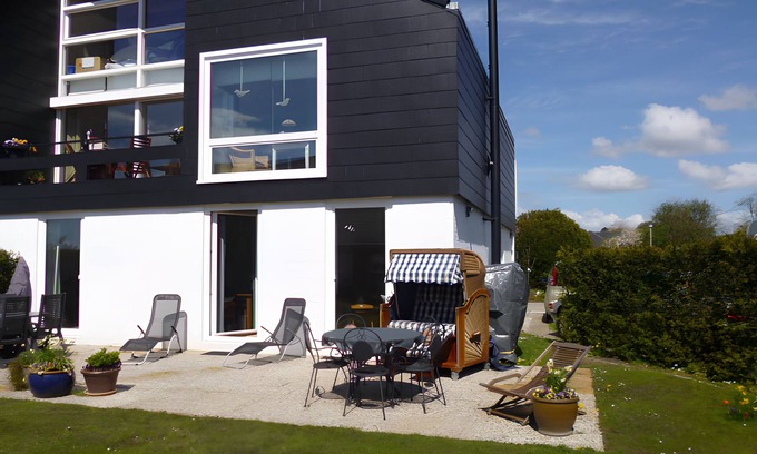 Brunsbuttel Apartment | Apartment 'Haus Erika' with Shared Terrace, Shared Garden and Wi-Fi