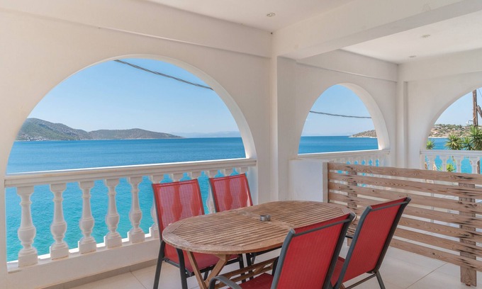 Salamis Apartment | Apartment 'Ifestos' with Sea View, Wi-Fi and Air Conditioning