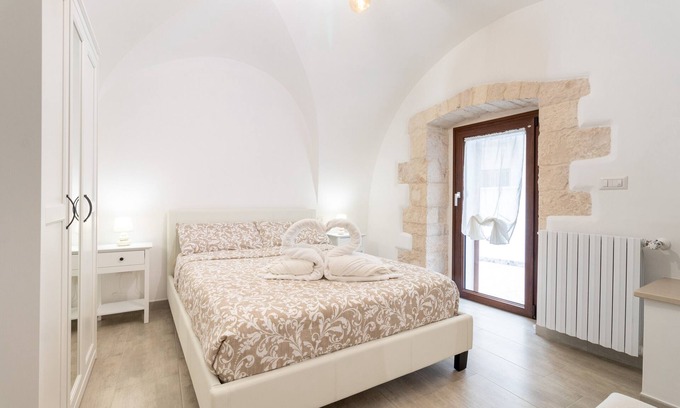 Old Town Cisternino Apartment | Apartment 'Il Giardino' with Private Terrace, Private Garden and Wi-Fi