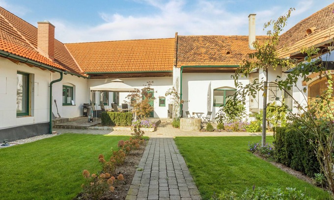 Loipersdorf bei Fuerstenfeld Apartment | Apartment in a renovated square courtyard in Bad Loipersdorf / Styria