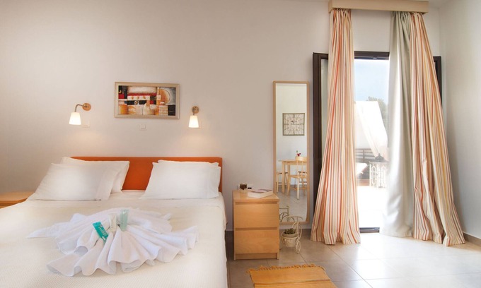 Lefkos Apartment | Apartment In A Hotel 'Miraluna Studio 2' with Private Terrace, Wi-Fi and Air Conditioning