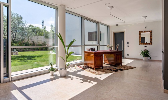 Ravina Apartment | Apartment In A Hotel 'Midum Domus Attic' with Mountain View, Wi-Fi and Air Conditioning