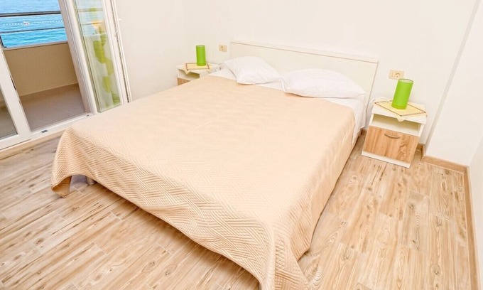 Drasnice Apartment | Apartment in a small village Drašnice. Two-bedroom apartment on the beach with sea and island view.