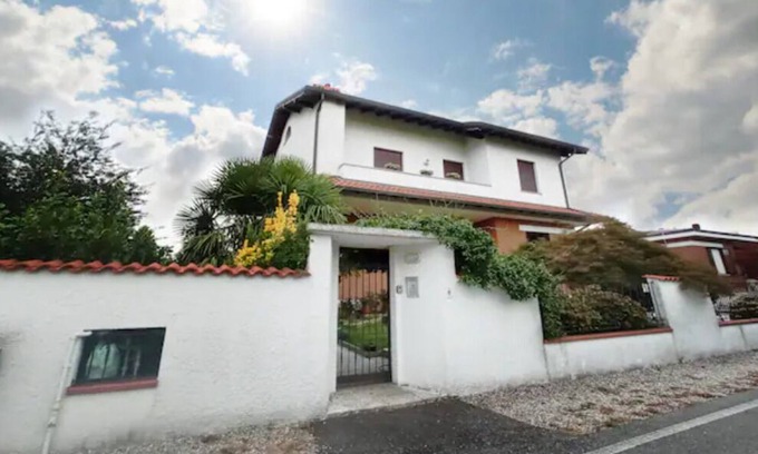 Busto Garolfo Apartment | Apartment in a villa in the middle of the green