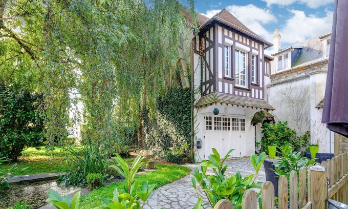 Isigny-sur-Mer Cottage | Apartment in Isigny near the Port and Marshes