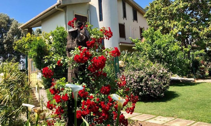 Su Forti House | Apartment in villa with garden, near the sea