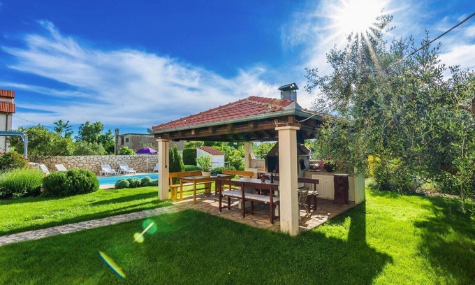 Zaton Apartment | Apartment in Nin near Beach & Pool