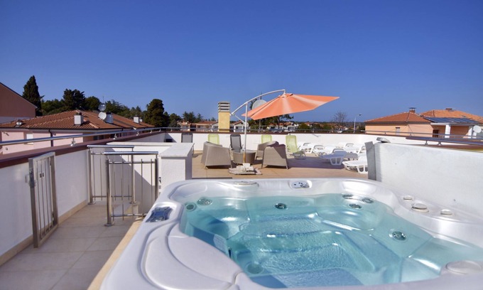Umag Apartment | Apartment in Villa Alpa4 with outdoor jacuzzi Umag-Punta near the sea Wi-Fi