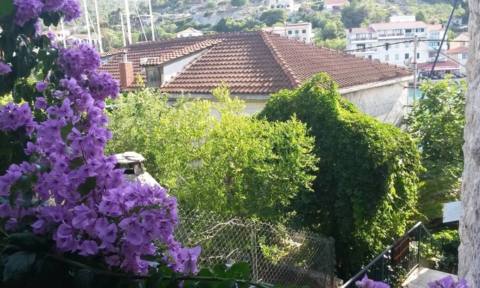 Stomorska Apartment | Apartment Kaleb - next to the seashore: SA8-Miro 25(2) - Stomorska, Island Solta, Croatia