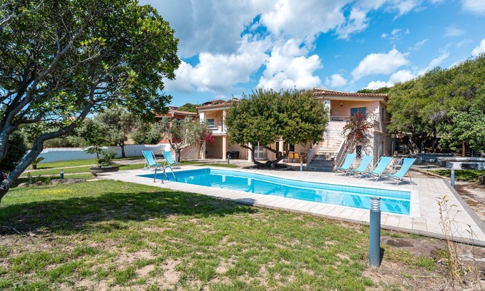 Sas Linnas Siccas Apartment | Apartment 'La Vela Blu' with Shared Pool, Wi-Fi and Air Conditioning
