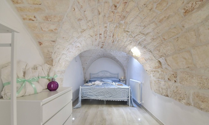 Ostuni Apartment | Apartment Leopardi's Alcove with Air Conditioning, Wi-Fi and Large Private Terrace