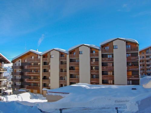 Saint-Pierre-de-Clages Apartment | Apartment Les Genets 131C by Interhome