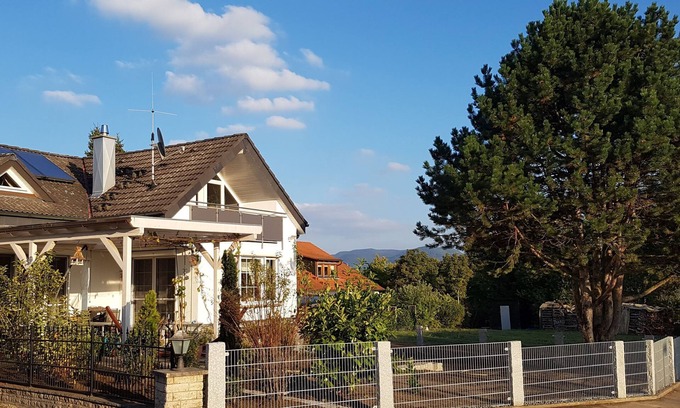 Ofterdingen Apartment | Apartment 'Lindengarten' with Private Terrace, Balcony and Wi-Fi