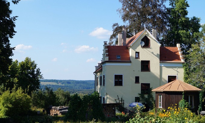 Maierhofen Apartment | Apartment 'Ludwigshöhe' with Private Terrace, Private Garden and Wi-Fi
