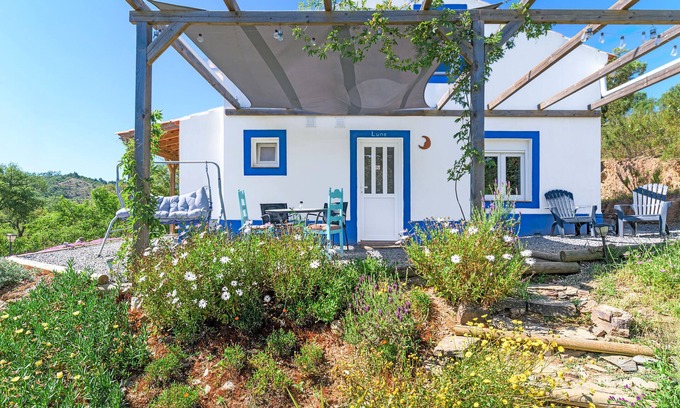 Reliquias Apartment | Apartment 'Luna' with Mountain View, Shared Pool and WiFi