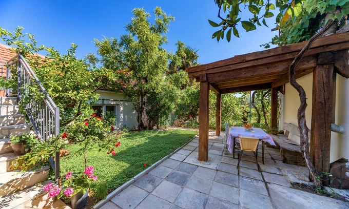 Kaluđerac Apartment | Apartment Magazini - Comfy Two Bedroom Apartment with Balcony