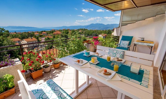 Sarsoni Apartment | APARTMENT MAGDA with a parking space and sea view