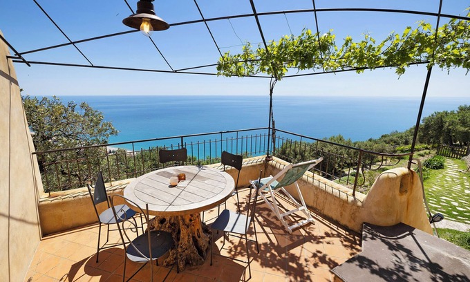 Varigotti Apartment | Apartment 'Mandarino' with Sea View, Wi-Fi and Air Conditioning