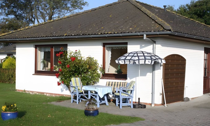 Nordstrand Apartment | Apartment 'Marschblick' with Private Terrace, Shared Garden and Wi-Fi