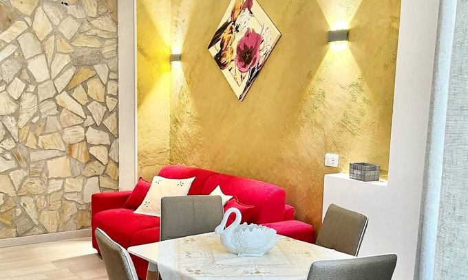 Scalea Apartment | Apartment "Minu' House - Gold Room 2" with Shared Garden & Wi-Fi