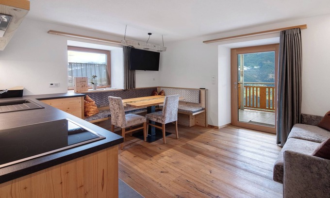 Lasa Apartment | Apartment 'Morgenrot' with Mountain View, Shared Garden and Wi-Fi
