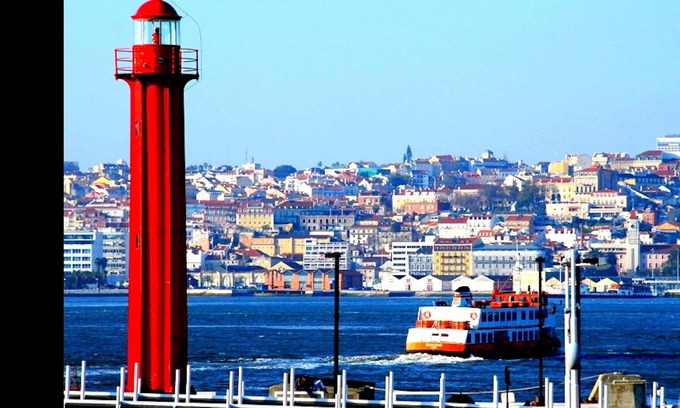 Cacilhas Apartment | Apartment near Tagus River located in South Bay Area.
