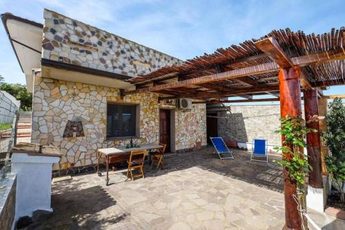 Gonnesa Apartment | Apartment Nuraghe, barrierefrei, auf Olivenhain
