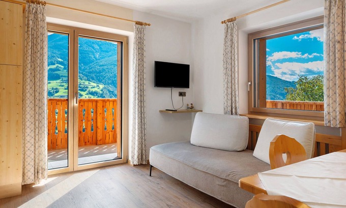 Velturno Apartment | Apartment 'Oberhemberger Hof Zwoaer' with Mountain View, Shared Terrace and Wi-Fi