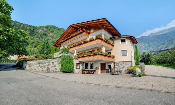 Lagundo Apartment | Apartment 'Obermoarhof Mutspitze' with Mountain View, Shared Garden and Wi-Fi