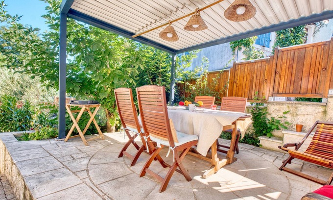Perigueux Apartment | Apartment "Olympe" with Private Terrace, Private Garden and Wi-Fi