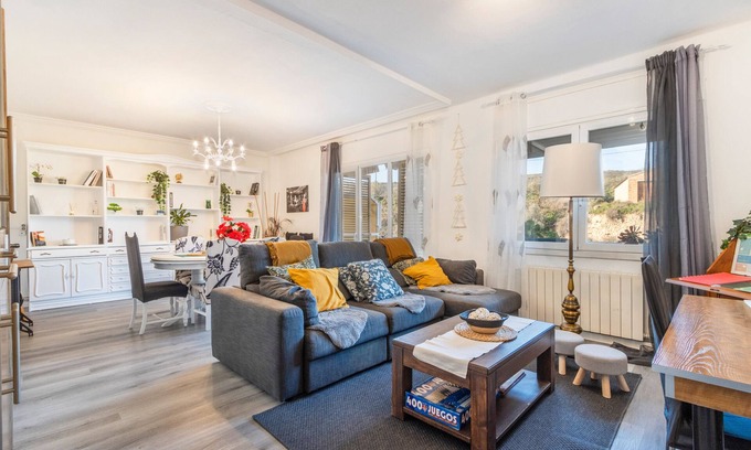 Alfarras Apartment | Apartment 'Pablo Y Francisca' with Mountain View, Private Terrace and Wi-Fi