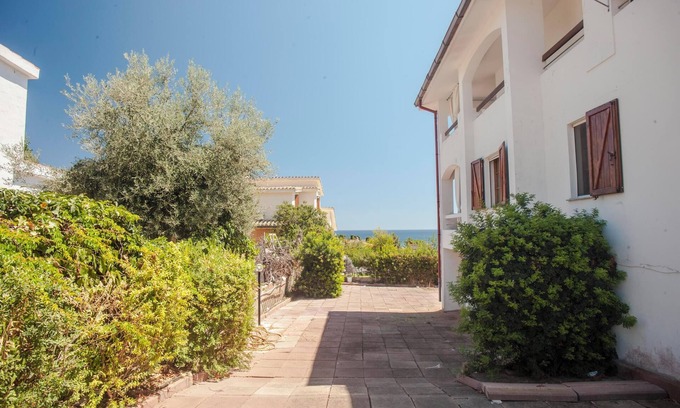Sarroch Apartment | Apartment “Piano Terra” close to the Beach with A/C, Veranda & Garden