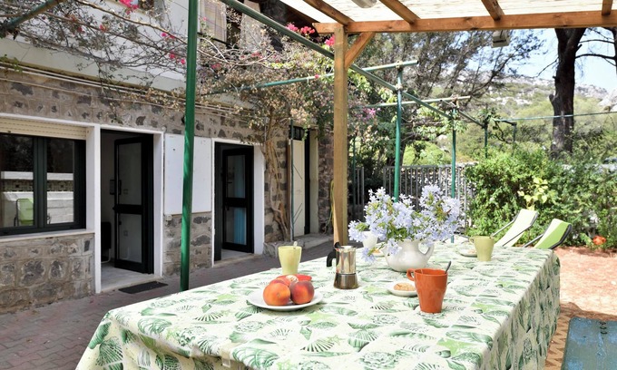 Cala Gonone Apartment | Apartment Pini with Wi-Fi, garden