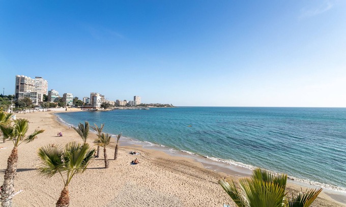 L'Albufereta Apartment | Apartment 'Primera Línea De Playa' with Shared Pool, Wi-Fi and Air Conditioning