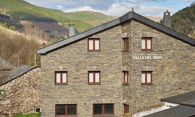 Cecos Apartment | Apartment 'Primero Derecha' with Mountain View, Shared Garden and Wi-Fi