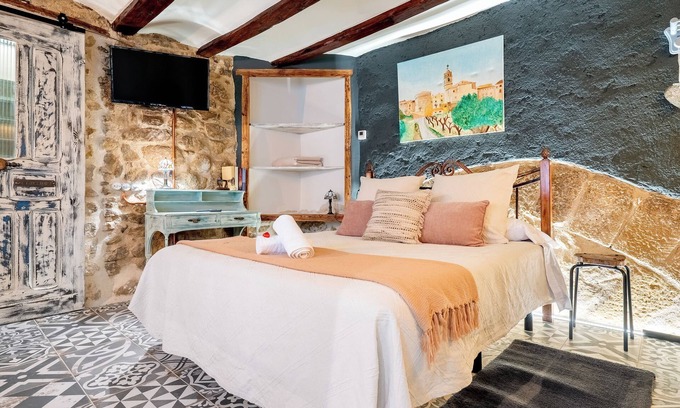 Arnes Apartment | Apartment 'Raconet D'Arnes' with Private Terrace, Wi-Fi and Air Conditioning