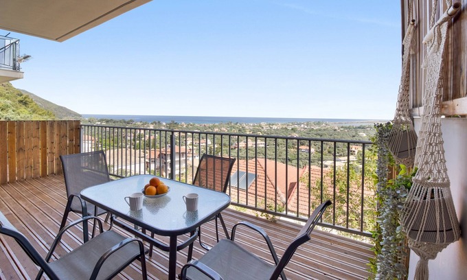 Frinion Apartment | Apartment 'Remvi House 2' with Sea View, Wi-Fi and Air Conditioning