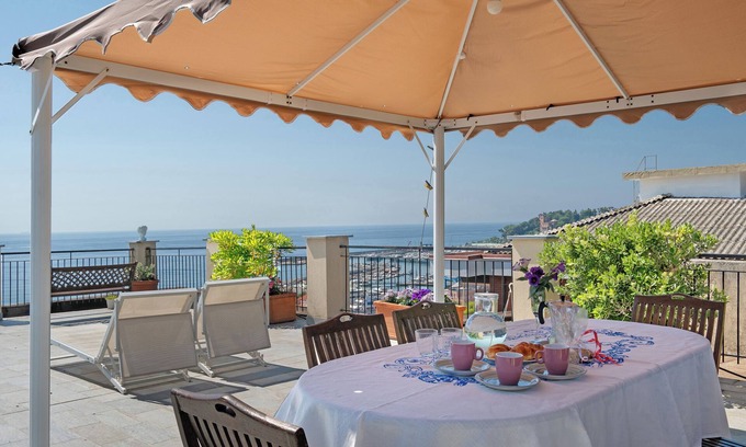 Varazze Apartment | Apartment 'Riviera Mare' with Sea View, Private Terrace and Wi-Fi