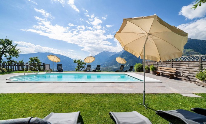 Schenna Apartment | Apartment 'Roath Hof 3' with Mountain View, Shared Garden and Wi-Fi