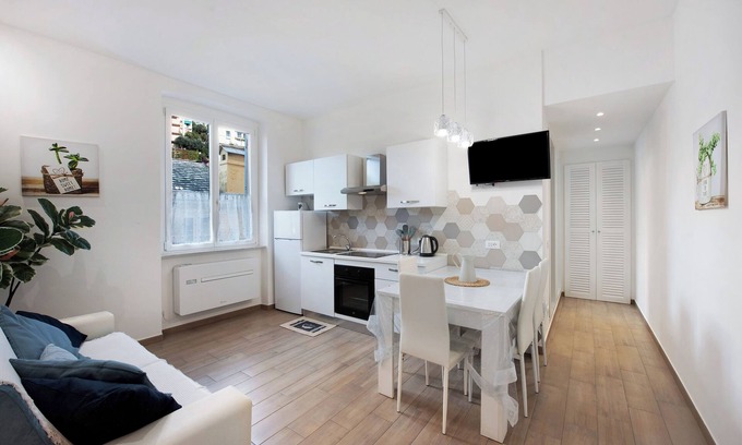 Varazze Apartment | Apartment "Rosa dei Venti - Centro Storico" close to the Sea with Wi-Fi