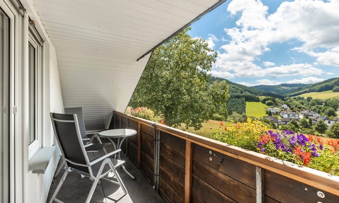 Oberhenneborn Apartment | Apartment 'Schwalbennest, 55qm' with Mountain View, Shared Garden and Wi-Fi
