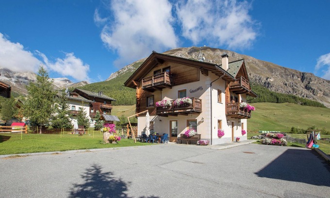 Livigno Apartment | Apartment "Stefano 1" with Mountain View, Wi-Fi & Garden