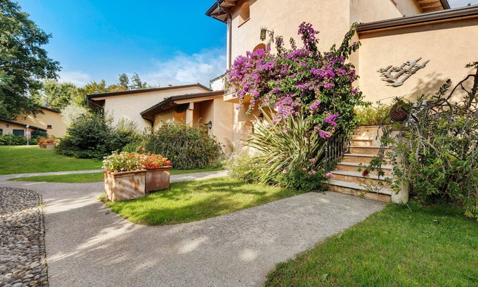 Puegnago del Garda Apartment | Apartment 'Superior Diamante' with Shared Pool, Wi-Fi and Air Conditioning