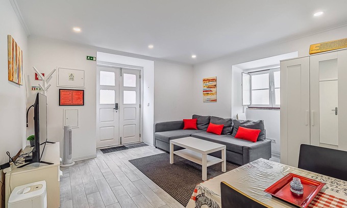 Setubal Apartment | Apartment 'Sweet, Quiet In A Corner' with Wi-Fi
