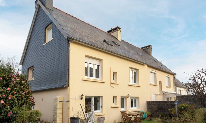 Benodet Apartment | Apartment 'T2 Avec Jardin' with Shared Garden and Wi-Fi