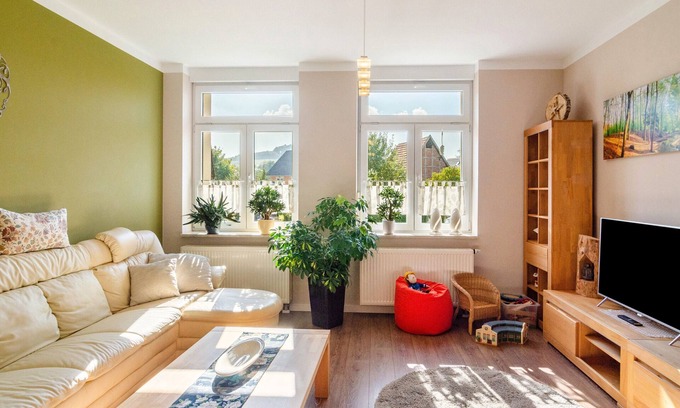 Ferna Apartment | Apartment Theo in the 'Alte Schule' Holiday Home with Mountain View, Shared Terrace & Wi-Fi