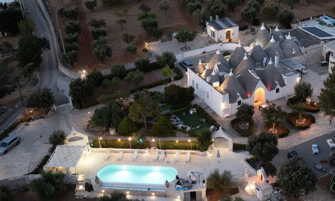 Specchiaruzzo Apartment | Apartment 'Trullo Suite In Masseria' with Shared Pool, Wi-Fi and Air Conditioning