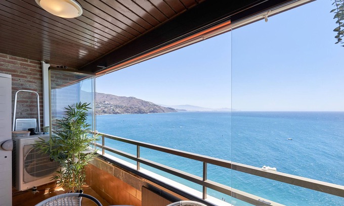 Velilla-Taramay Apartment | Apartment 'Velilla Beach' with Sea View, Wi-Fi and Air Conditioning